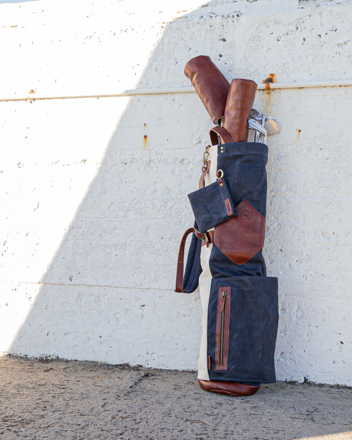 The Whitecap Sunday golf bag, detail of the two leather gear loops