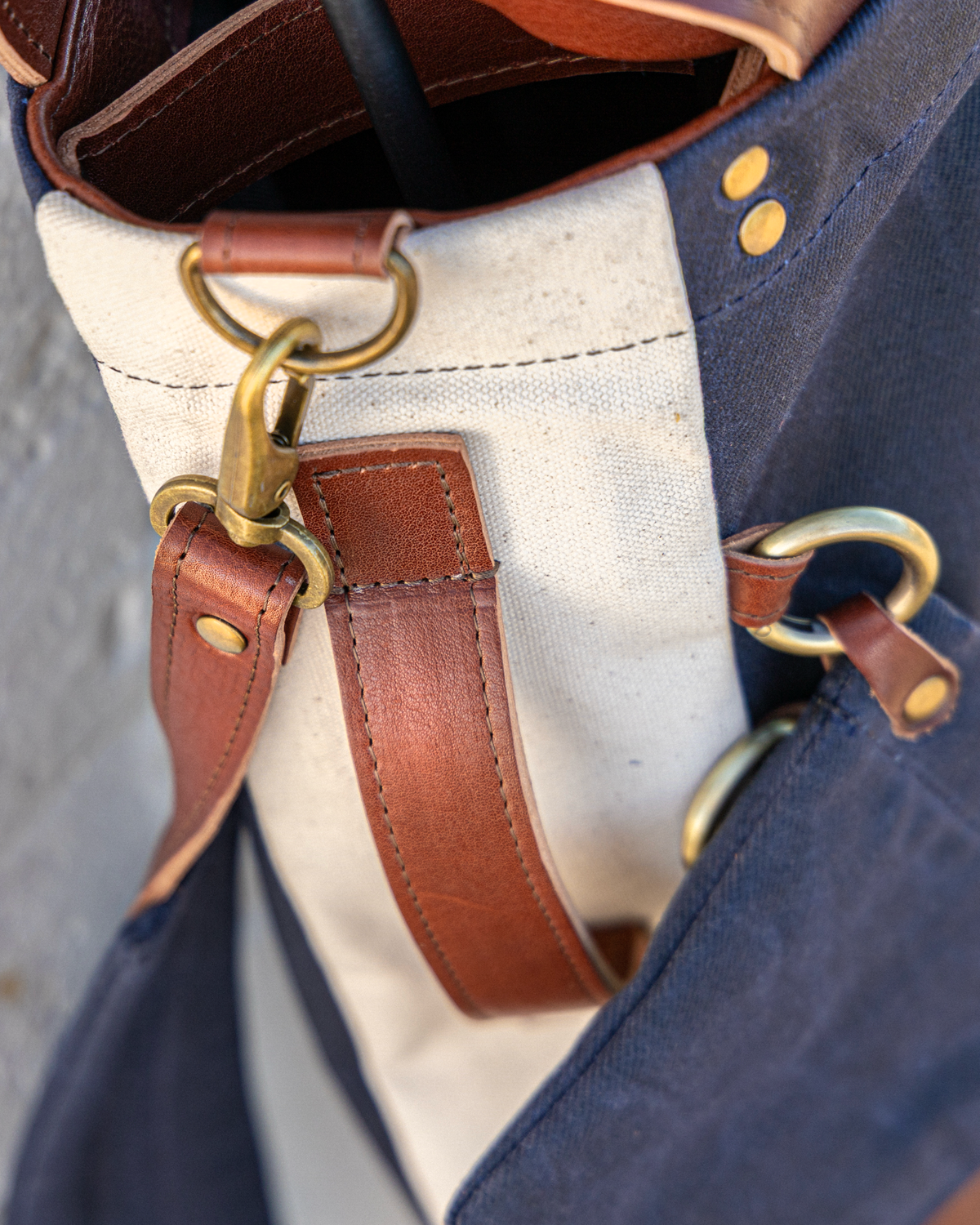 The Whitecap Sunday golf bag, back view showing the padded waxed-canvas shoulder strap
