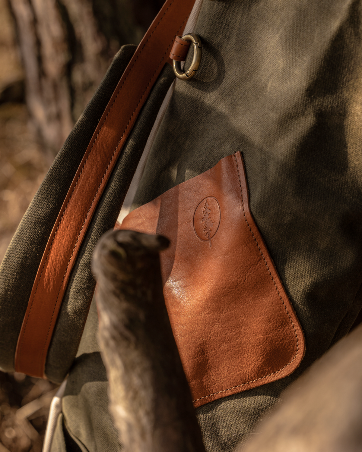 The Pine Sunday golf bag, detail of the two leather gear loops