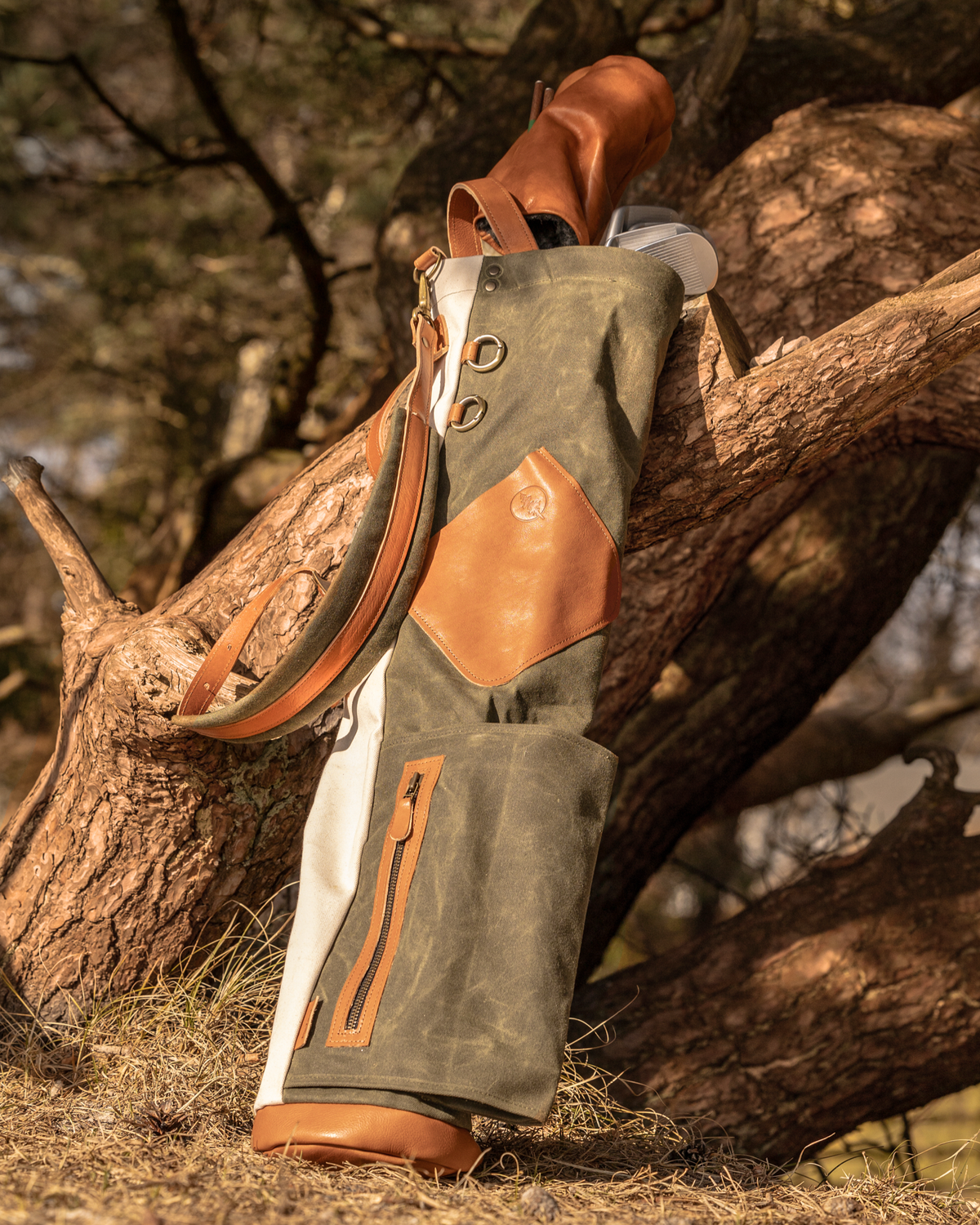 The Pine Sunday golf bag, close-up of the vegetable-tanned Italian leather detailing