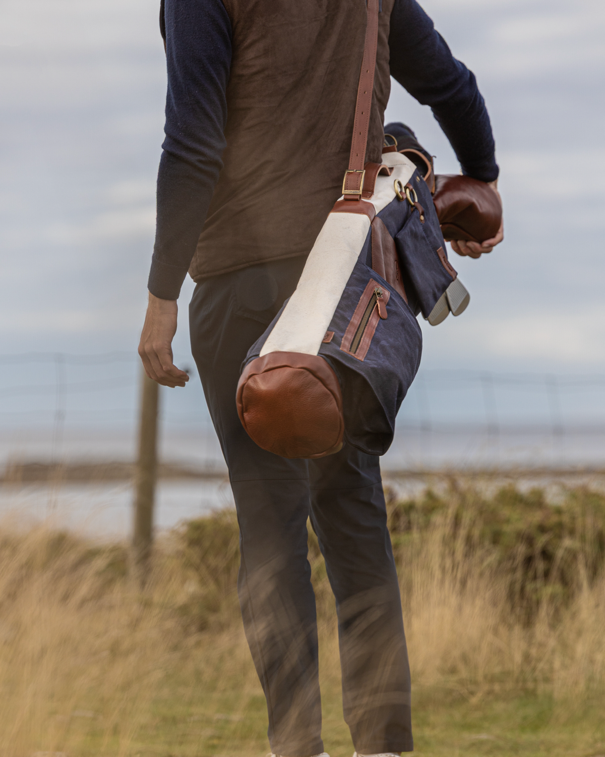 The Whitecap Sunday golf bag, detail of the stretch bottle pocket