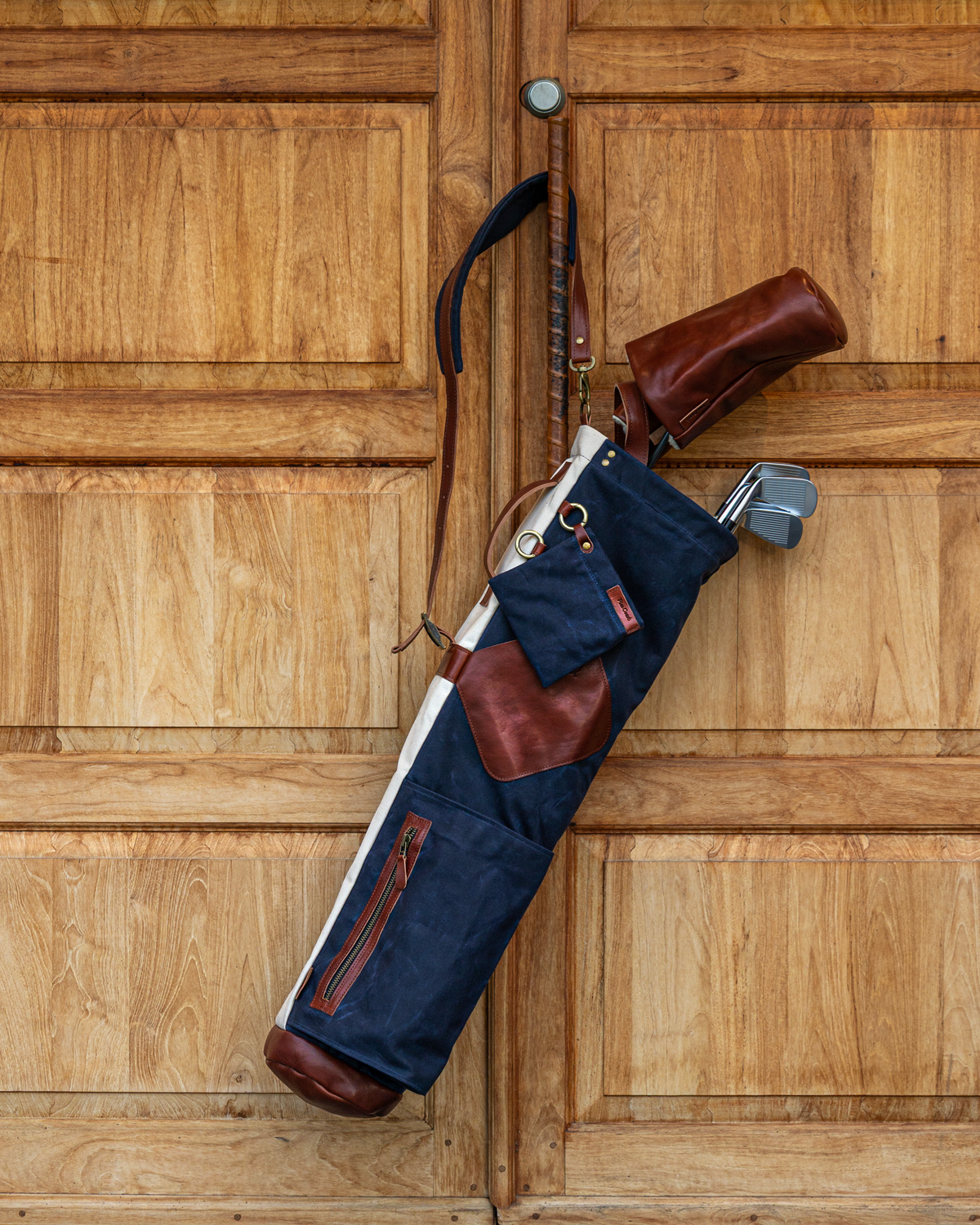 The Whitecap Sunday golf bag, detail of the zippered valuables pocket